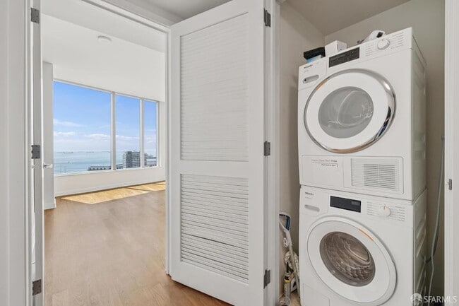 Building Photo - 301 Main St