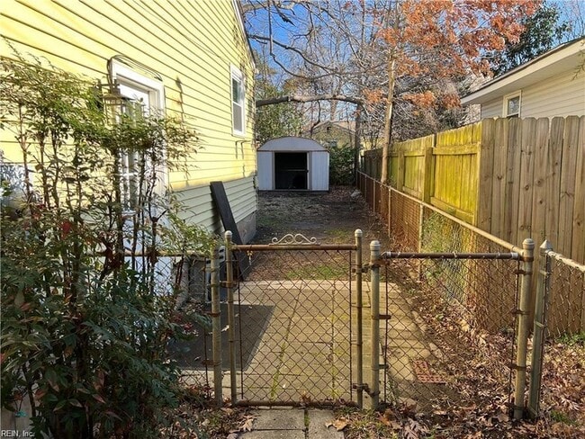 Building Photo - 1300 Pineview Ave