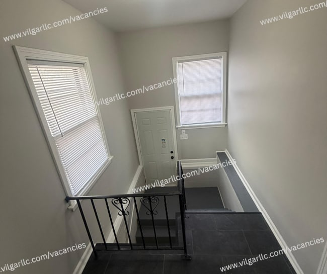 Building Photo - FOR RENT — SPACIOUS 3 BED / 2 BATH HOME