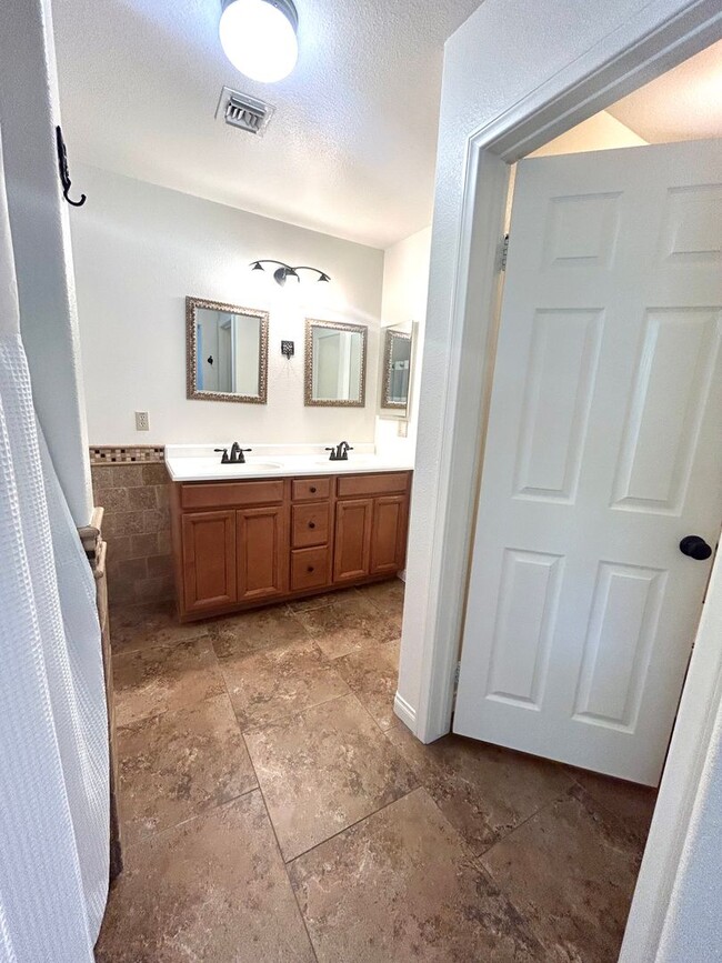 Building Photo - 4 Bedroom / 2 Bathroom efficient home