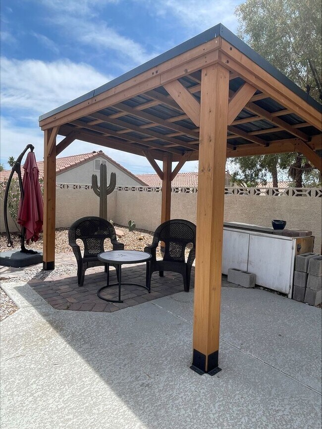 Building Photo - 3 Bedroom 2 Bath Home Off Durango