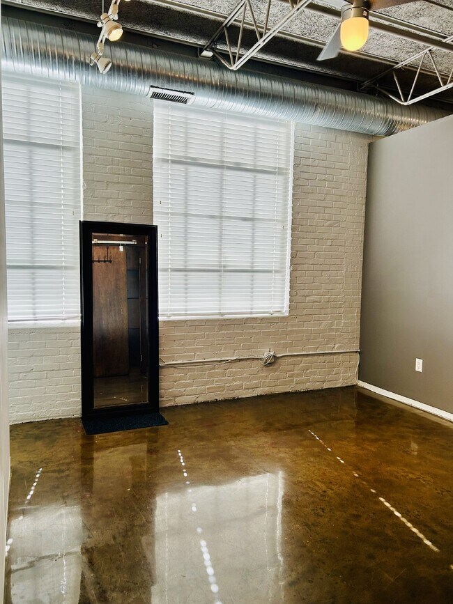 Building Photo - Downtown Living: 1 Bdrm/1 Bath Condo in Fulton Motor Lofts with reserved parking! Available Now!