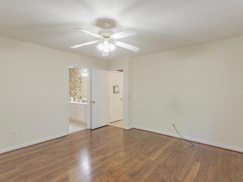 Building Photo - 1701 W Oak Dr