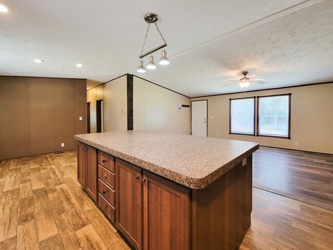 Building Photo - Cozy and Adorable home 4 bedroom 2 bath ho...