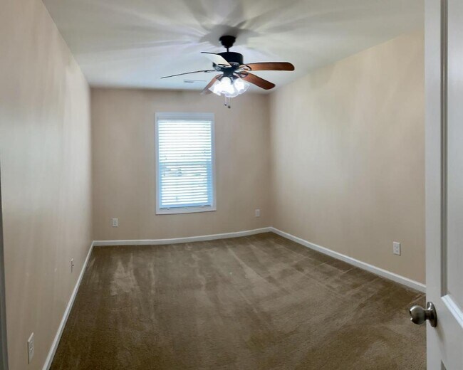 Building Photo - 301 River Oak St