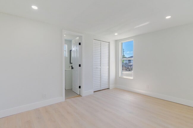 Building Photo - 1108 W 33rd St