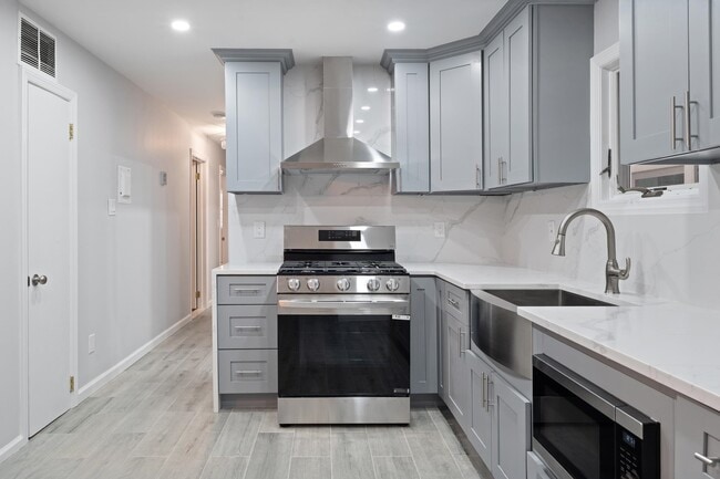 Building Photo - 144 W 30th St