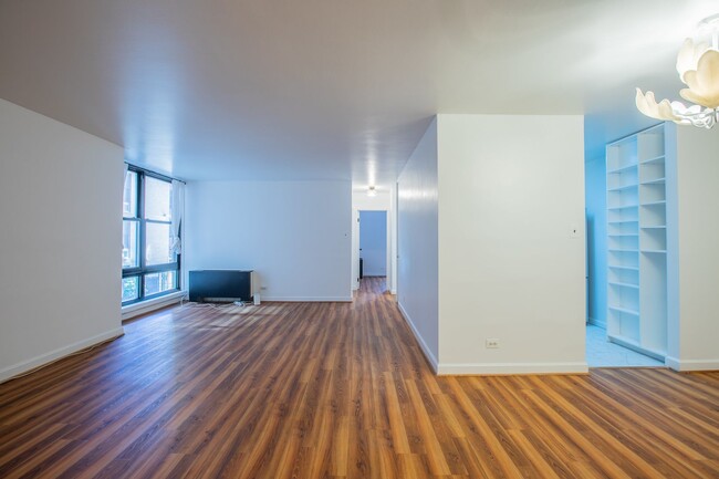 Building Photo - Beautiful 2 BR/1 BA Condo in Dupont Circle!