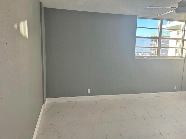 Building Photo - 3801 S Ocean Dr