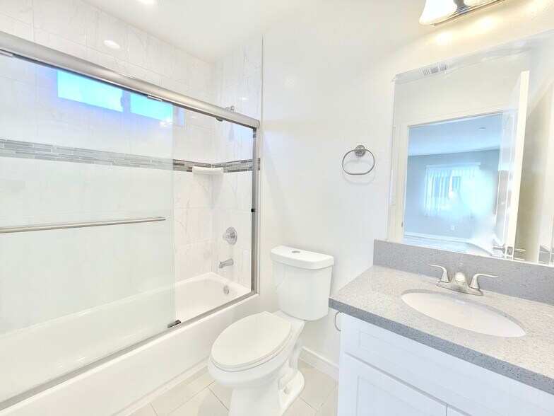 Building Photo - 4463 1/2 Rosewood Ave