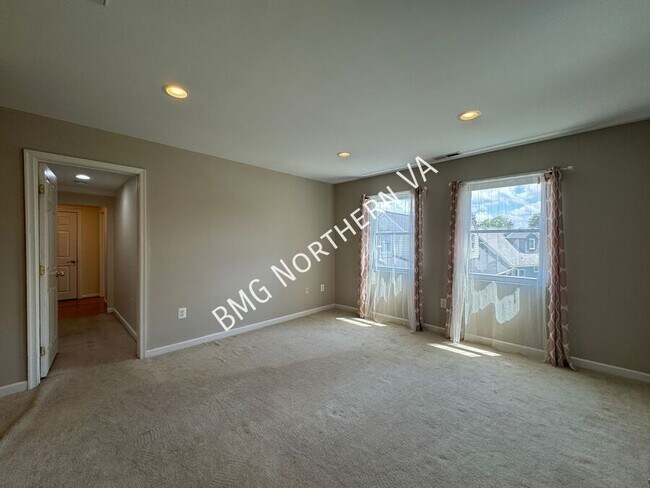 Building Photo - 1909 Rollins Dr