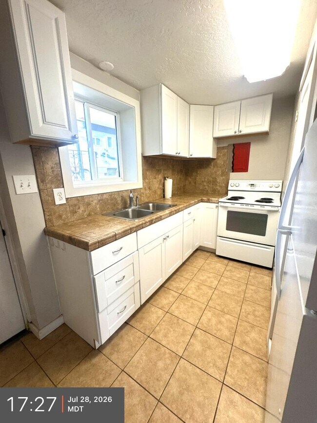 Building Photo - 555 E 170 S