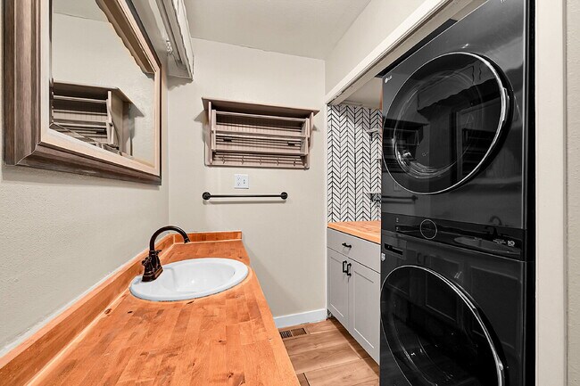 Building Photo - $2,195.00 - 3 Bedrooms, 2 Bathrooms, Singl...