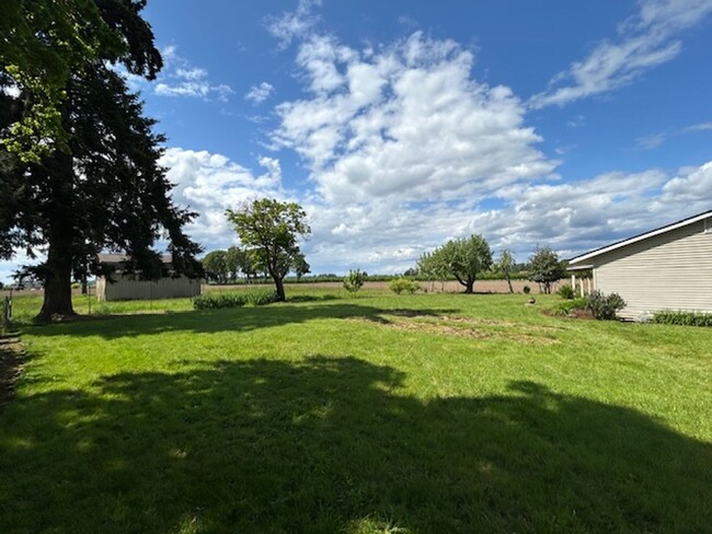 Building Photo - Molalla Country Home