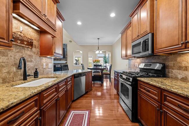 Building Photo - 1923 Strathmore Dr