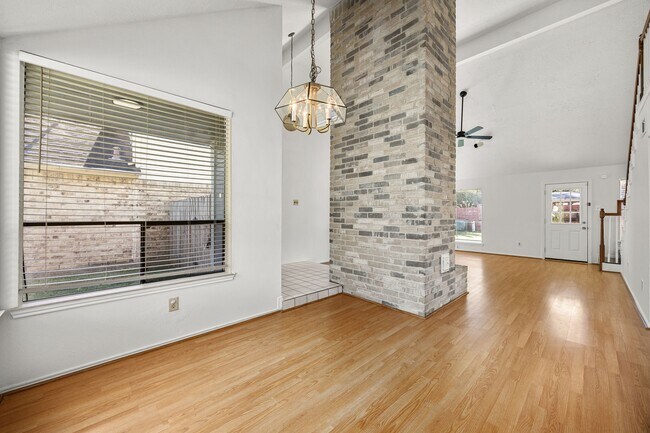 Building Photo - 2010 Courtshire Ln