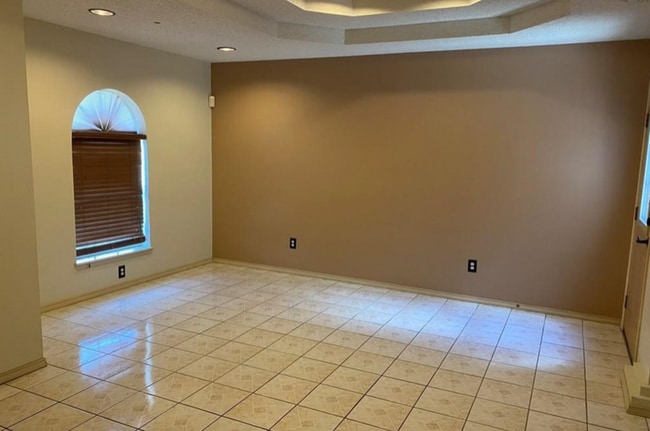 Building Photo - 225 E Maple Ave