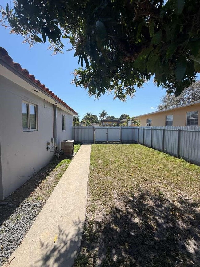 Building Photo - 2815 Van Buren St