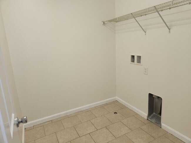 Building Photo - Newer 5 Bedroom home in quiet Lancaster co...