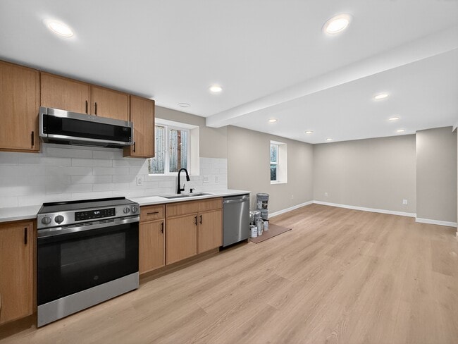 Building Photo - 925 N 75th St