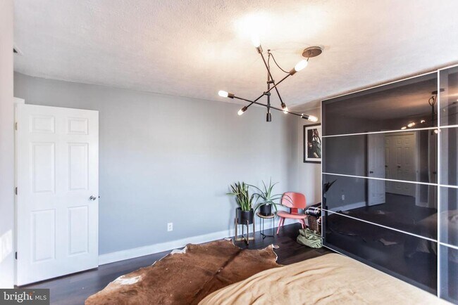 Building Photo - 8201 Crossbrook Ct