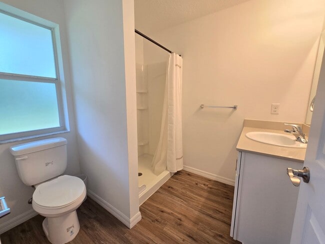 Building Photo - Beautiful 2 bed/ 2 bath Townhome w/ Balcony, Garage & Community Pool