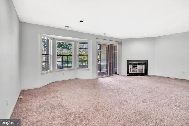 Building Photo - 302 Trinity Ct