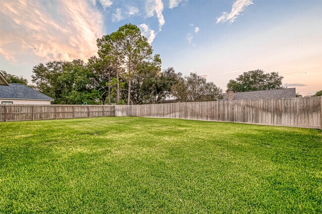 Building Photo - 421 N Amherst Dr