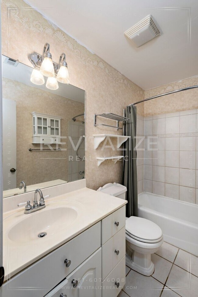 Building Photo - 3/2 Brick Home with Sunroom, Deck, and Car...