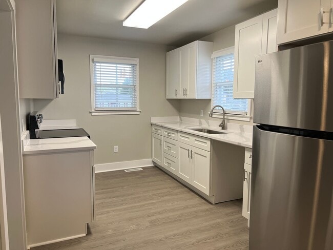 Building Photo - Newly Renovated 3/1 in Greenville!