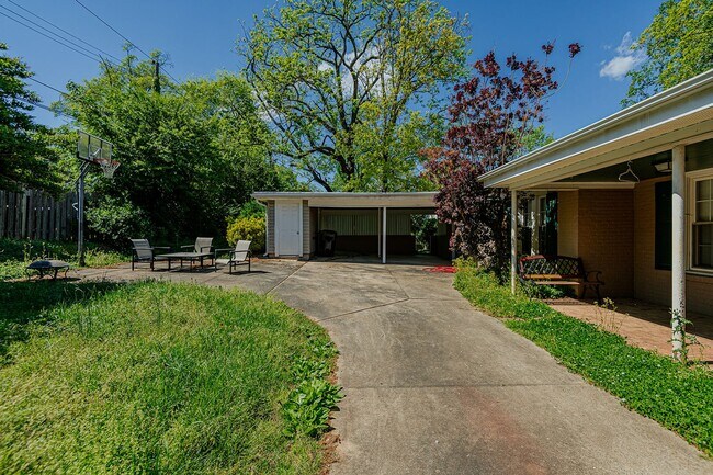 Building Photo - 3 Bed-2 Bath Bungalow in Burlington available  JULY