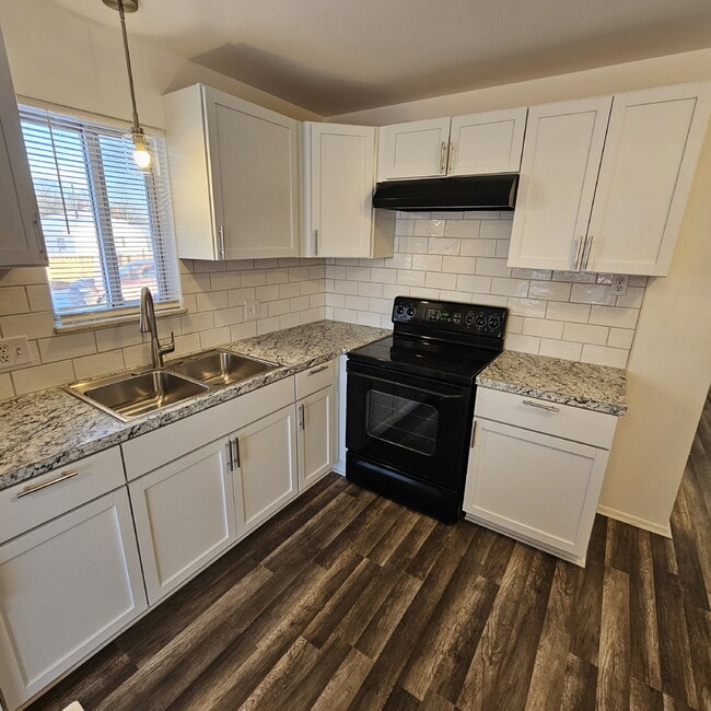 Building Photo - Completely Remodeled 1 Bedroom Condo in Warren – Private Basement Laundry + Storage Room!