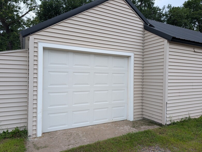 Garage - 17 21st Ave S