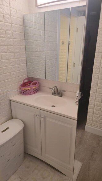 Building Photo - 1351 NE Miami Gardens Dr
