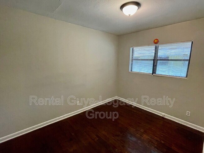 Building Photo - 1738 Wright Ave