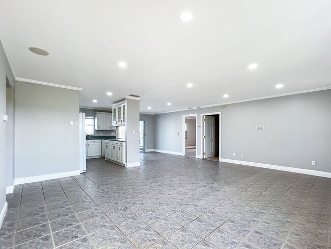Building Photo - Cape Coral Pool Home with Canal!