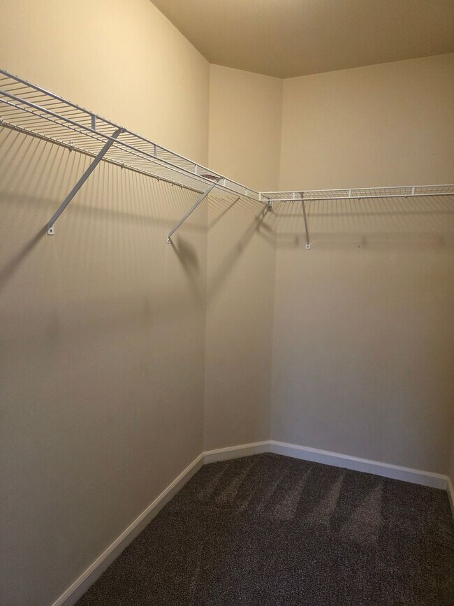 Building Photo - 4 Bedroom Home in Parkland Green!