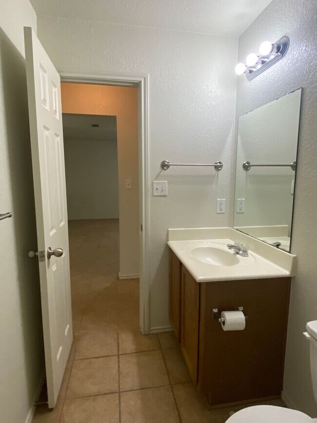 Building Photo - 206 Burnham Dr
