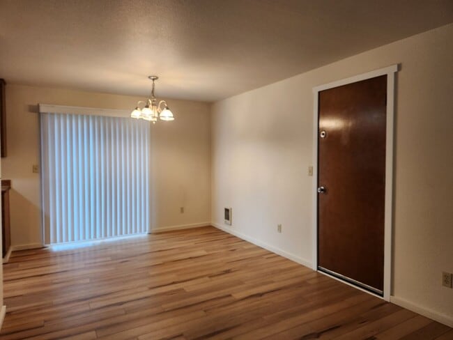 Building Photo - 3 Bedroom Rambler