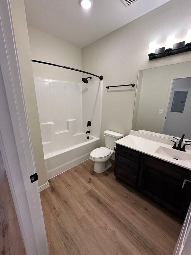 Building Photo - Golf Quarters - GQ 302