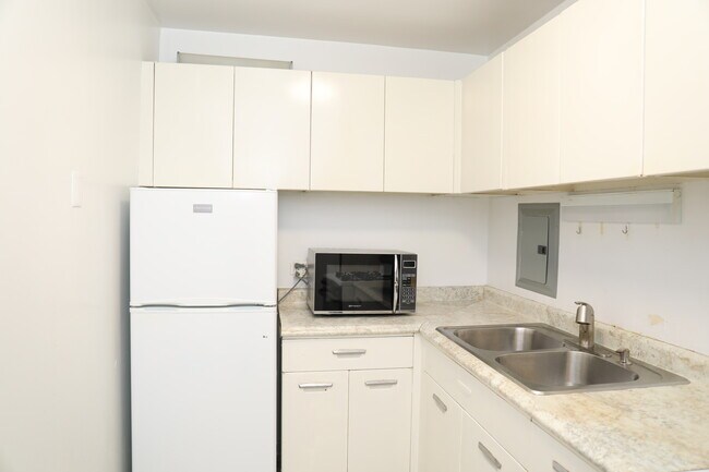 Building Photo - 1400 E 55th Pl