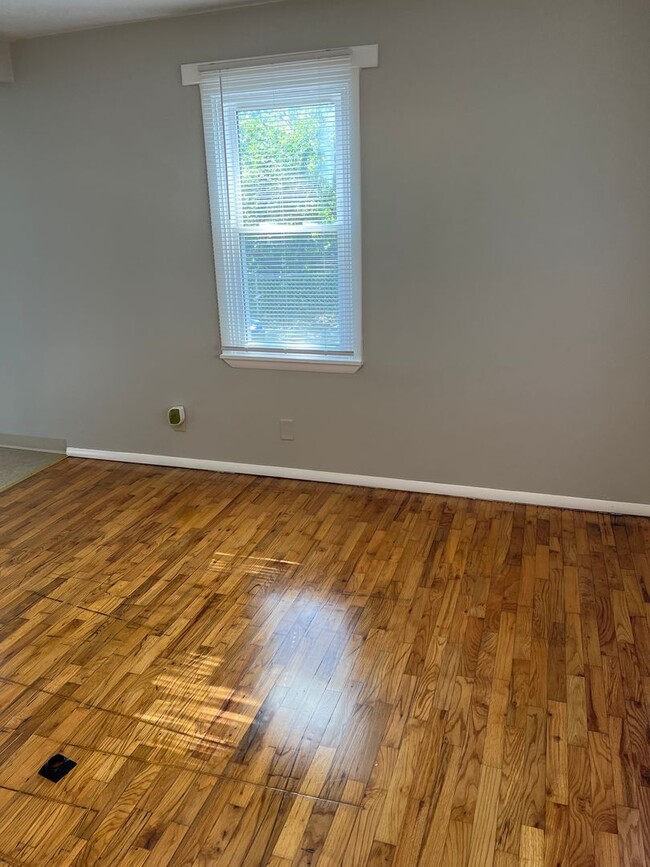 Building Photo - Don't miss out on this cozy home!