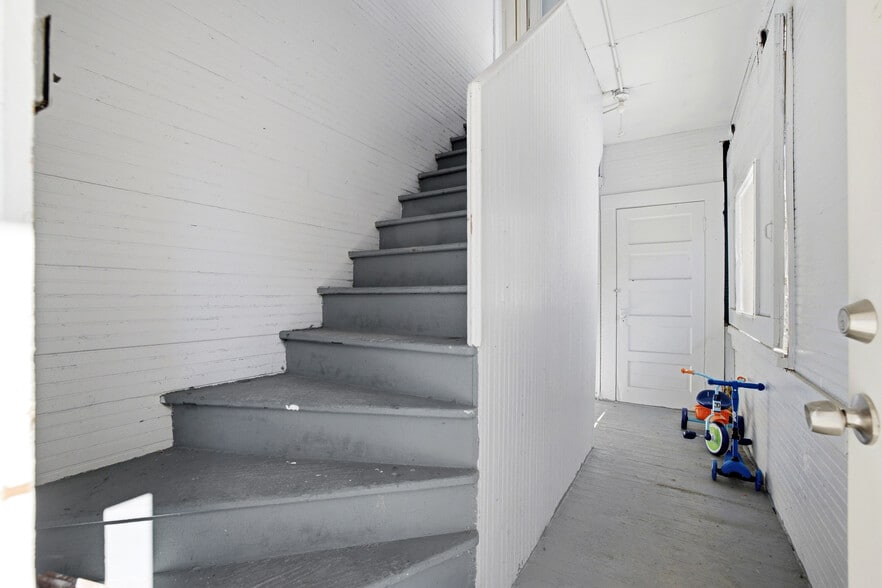 Building Photo - 12 Hillside St