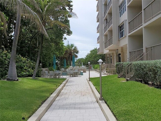 Building Photo - 1021 Hillsboro Mile
