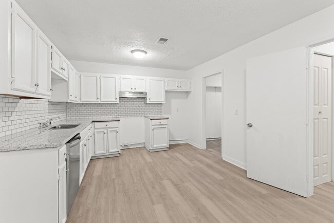 Building Photo - Stylish & Newly Renovated 3 Bedroom 1.5 Ba...