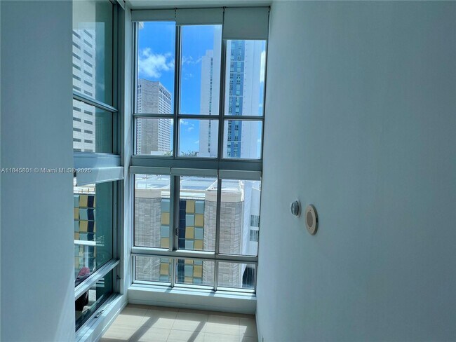 Building Photo - 300 S Biscayne Blvd