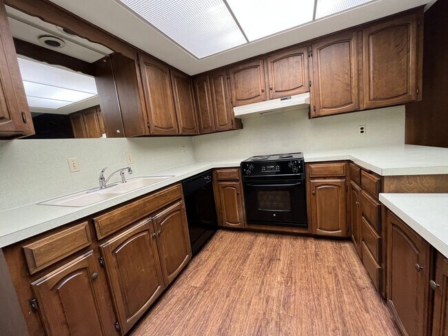 Building Photo - Midtown Quadplex with Pool- 3 bed, 2 bath