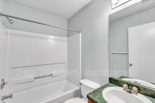 Building Photo - 215 Laurelwood Dr