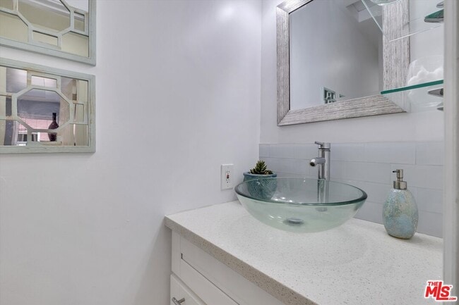 Building Photo - 601 E 97th St