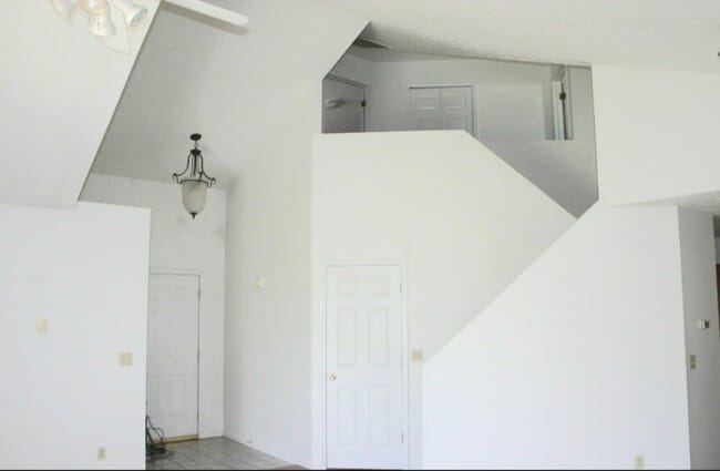 Building Photo - 2406 Meadow Spring Cir